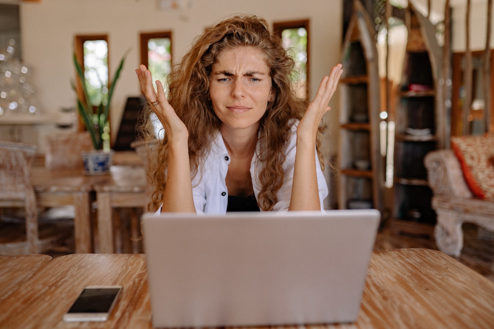 laptop confused frustrated woman