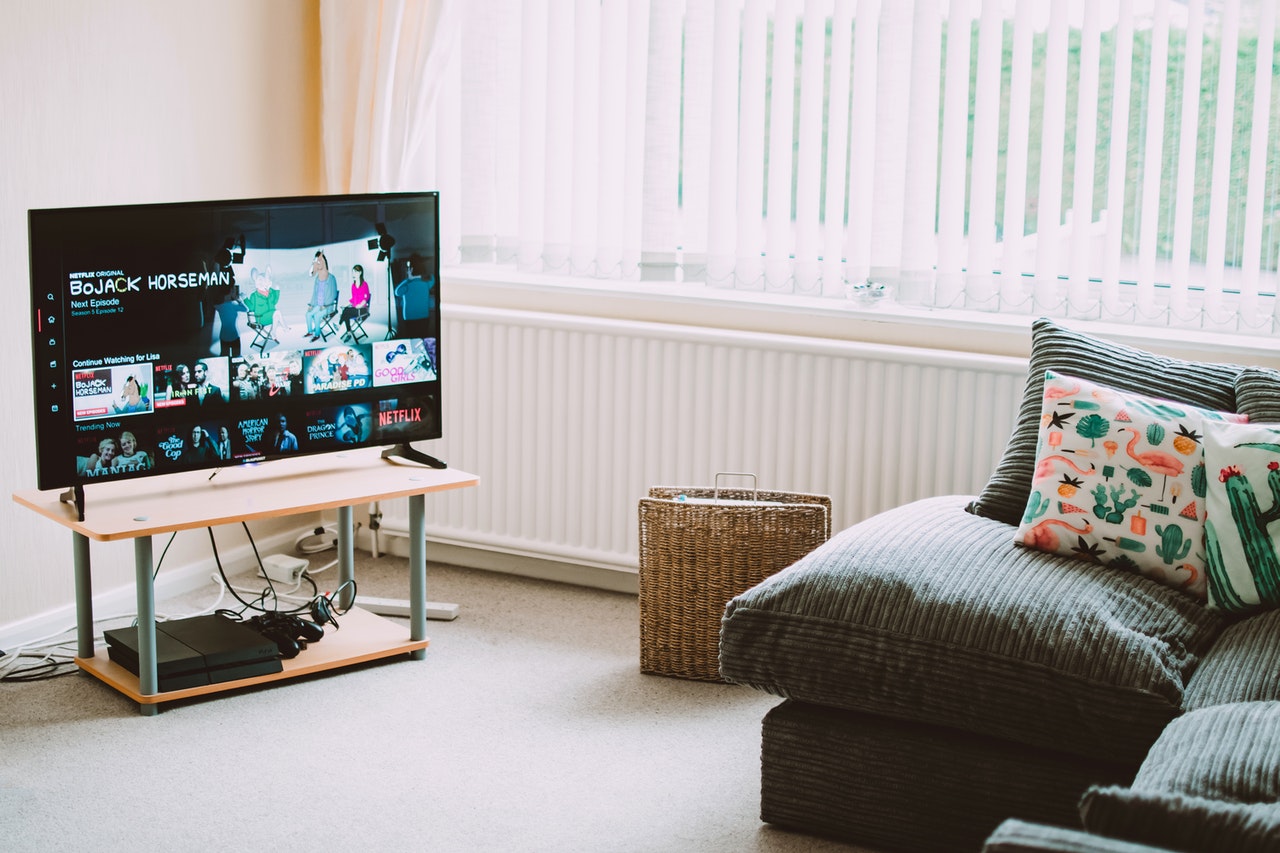 TV streaming living room netflix pexels